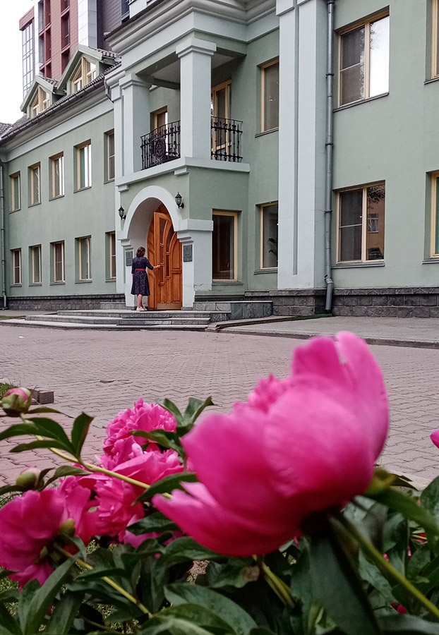 День города Новосибирска в Музее Н.К. Рериха (25 июня 2023). Фоторепортаж: экскурсии, мастер-классы по плетению маскировочных сетей